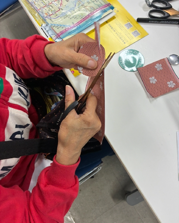 畳のヘリを使った “くるみボタン作り体験”